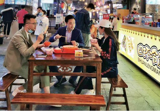高度响应|硕丰集团廖丰华总裁携集团高管带头消费,为商家加油打气